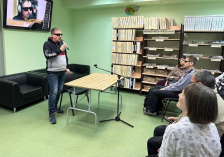 В Специальной библиотеке прошла творческая встреча с незрячим музыкантом Виктором Тартановым 